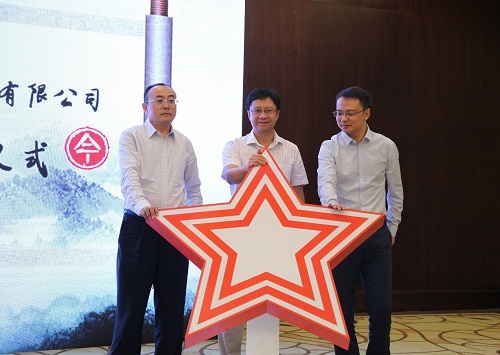 方正電子總裁楊斌（中）、華為中國區(qū)企業(yè)BG廣電媒資業(yè)務(wù)部副部長張宏中（右一）、方正電子數(shù)字出版與教育業(yè)務(wù)部總經(jīng)理劉長明（左一）共同發(fā)布融合云出版解決方案.jpg