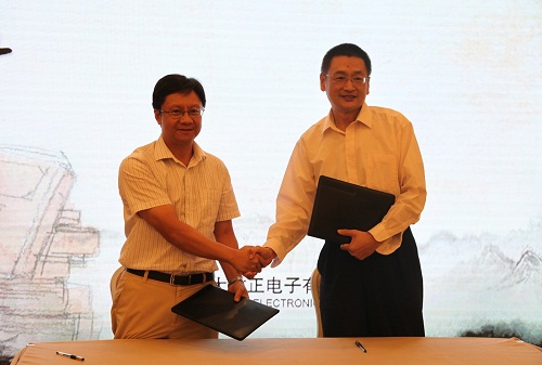 方正電子總裁楊斌（左）、國家開放大學(xué)出版?zhèn)髅郊瘓F總編輯、中央廣播電視大學(xué)出版社總編輯任巖（右）代表雙方簽約.jpg